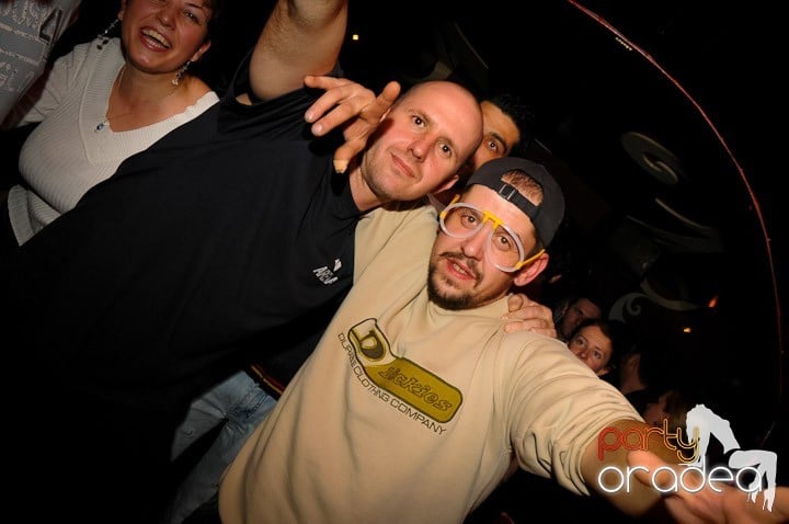 Glow Night Party sâmbătă, 