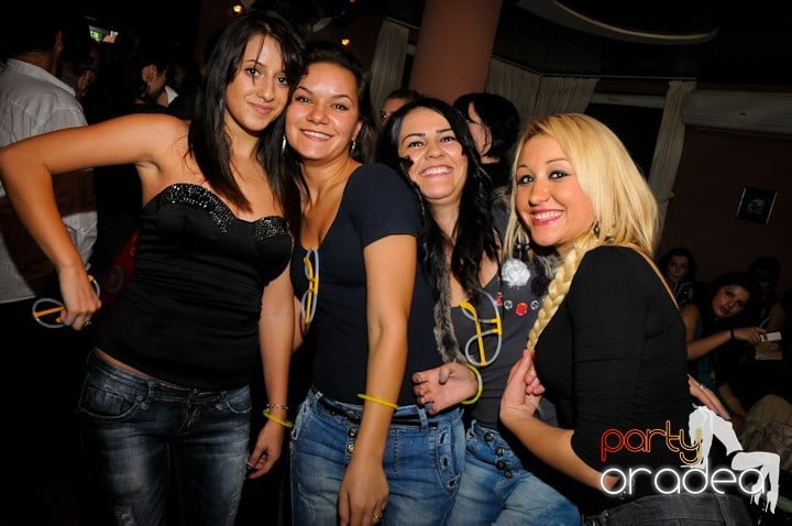 Glow Night Party sâmbătă, 