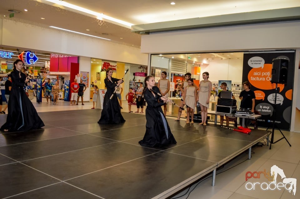 Carrefour - Grupul Muzical Luscynia & Kalliope Show Dance Team, Lotus Center