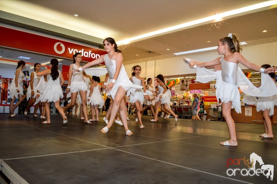 Carrefour - Grupul Muzical Luscynia & Kalliope Show Dance Team, Lotus Center