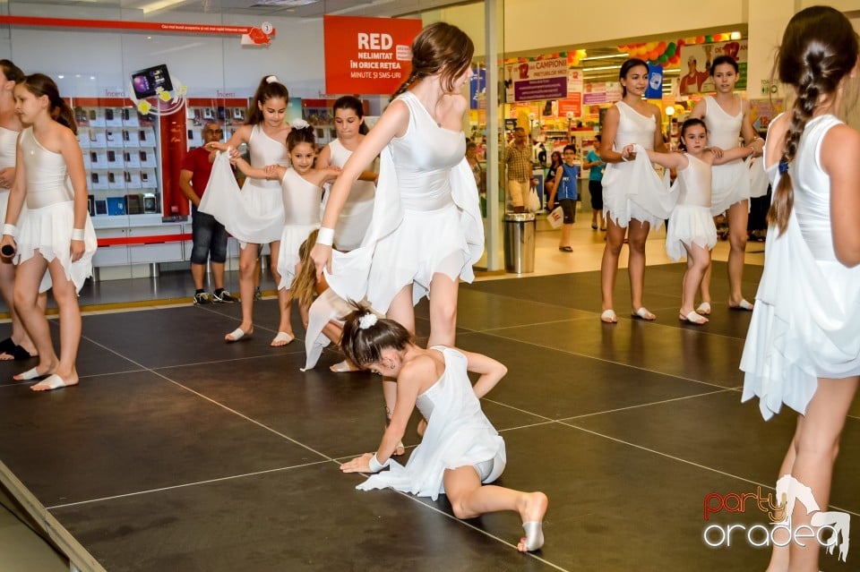 Carrefour - Grupul Muzical Luscynia & Kalliope Show Dance Team, Lotus Center