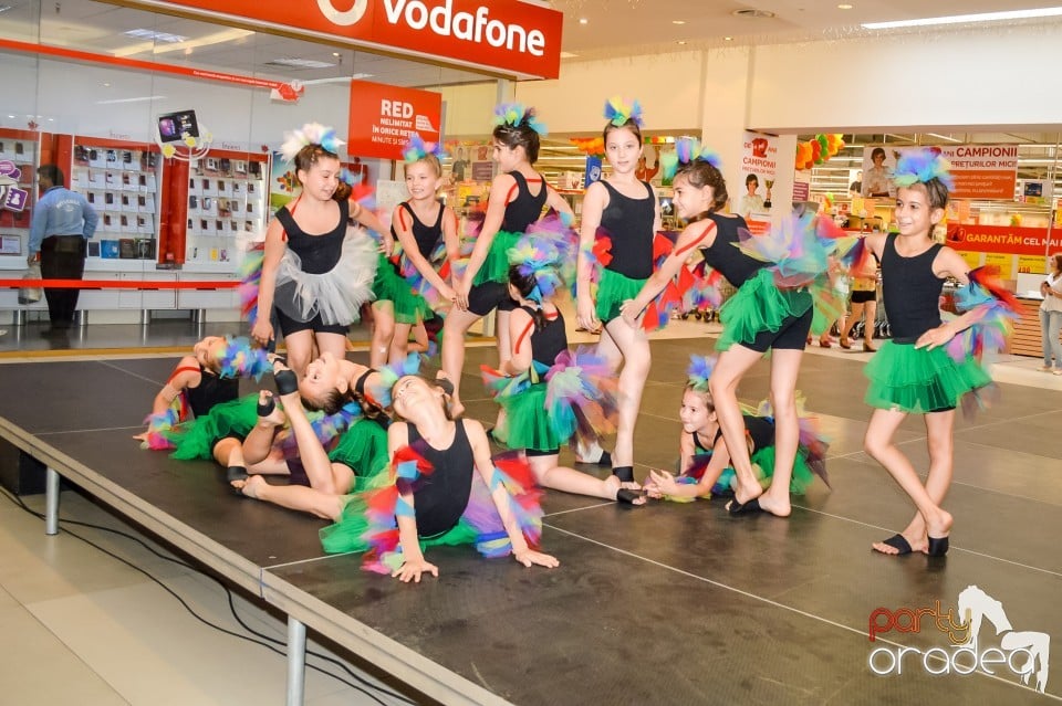 Carrefour - Grupul Muzical Luscynia & Kalliope Show Dance Team, Lotus Center