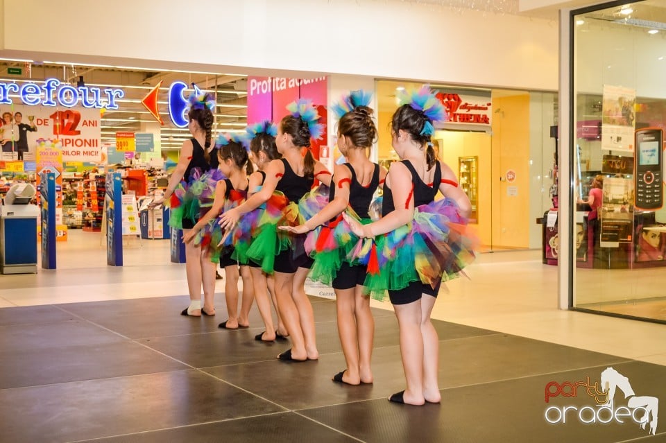 Carrefour - Grupul Muzical Luscynia & Kalliope Show Dance Team, Lotus Center