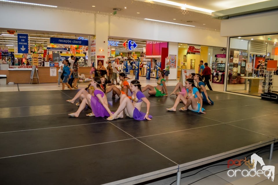 Carrefour - Grupul Muzical Luscynia & Kalliope Show Dance Team, Lotus Center