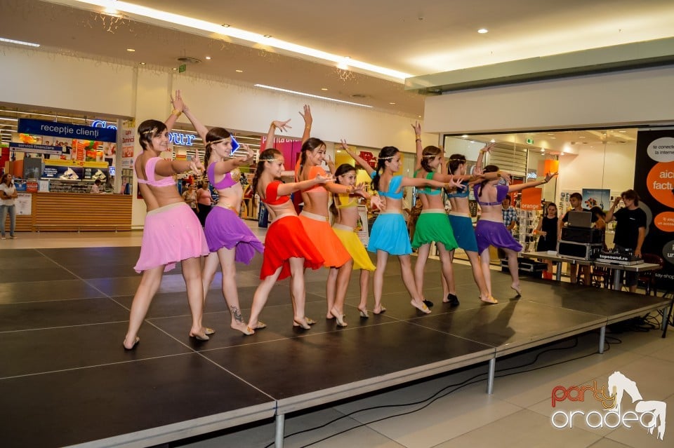 Carrefour - Grupul Muzical Luscynia & Kalliope Show Dance Team, Lotus Center