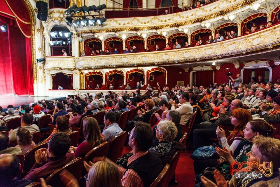 Hai să dăm mână cu mână, Teatrul Regina Maria