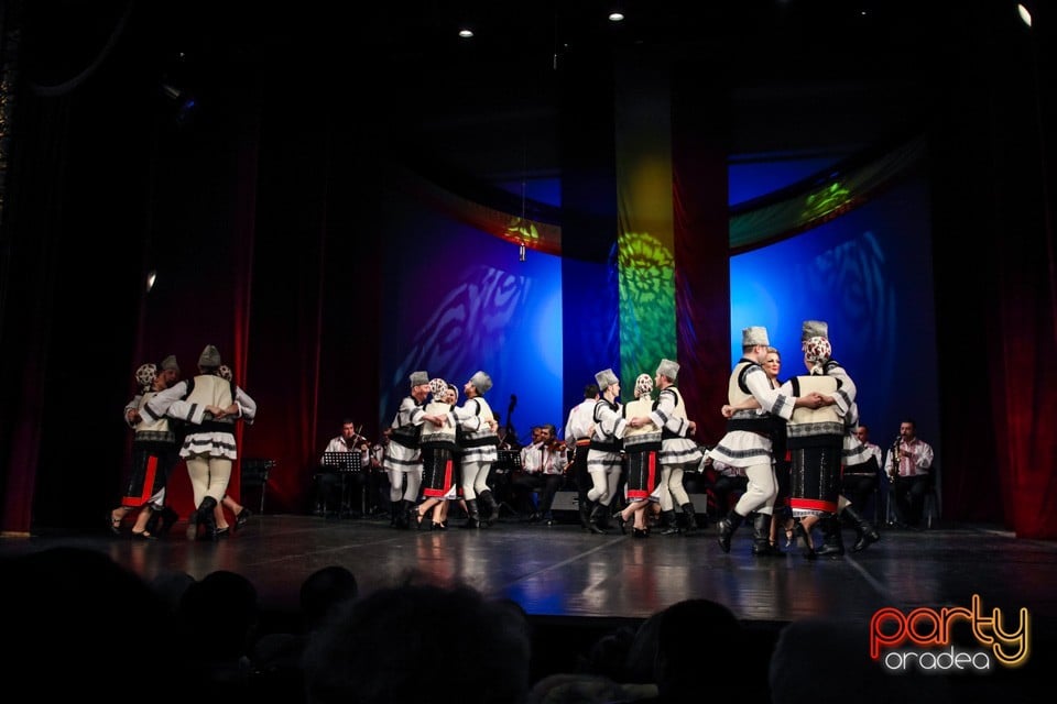 Hai să dăm mână cu mână, Teatrul Regina Maria