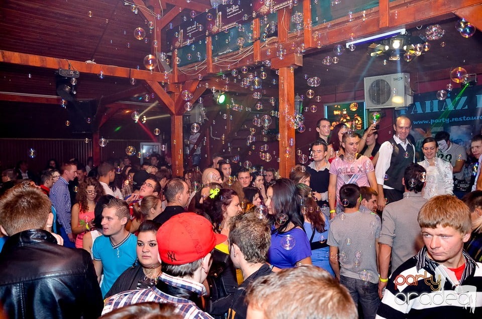 Halloween Party & Laser Show în Faház,
