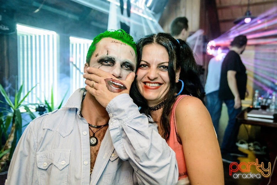 Halloween Retro Party, Queen's Music Pub