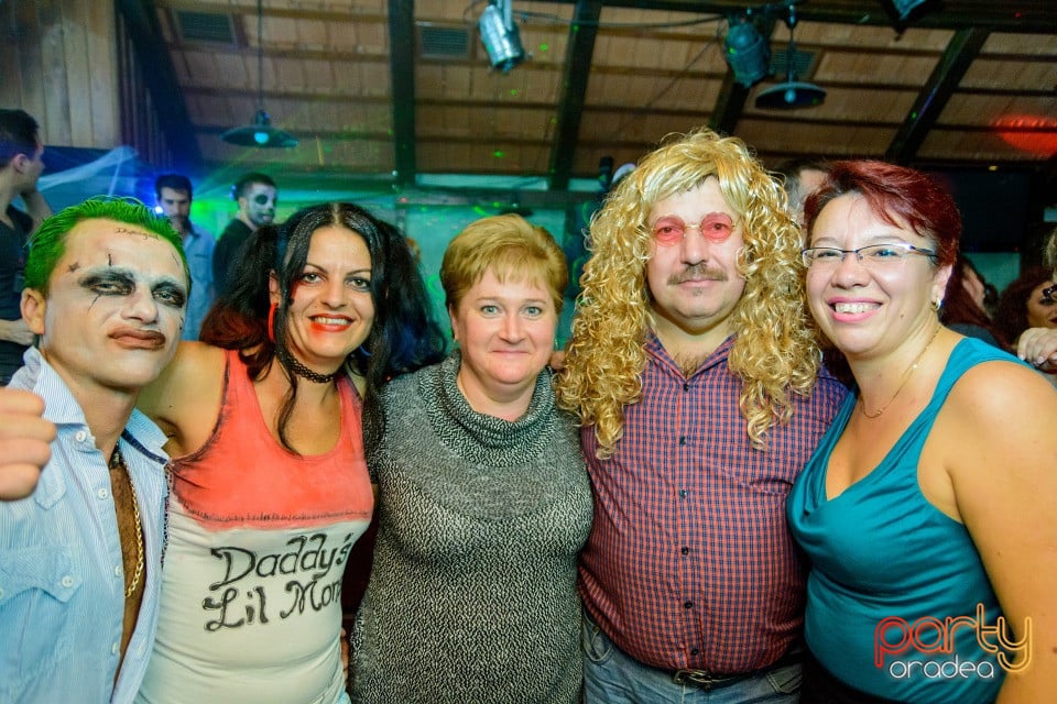 Halloween Retro Party, Queen's Music Pub