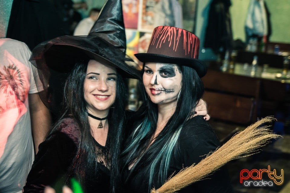 Halloween Retro Party, Queen's Music Pub