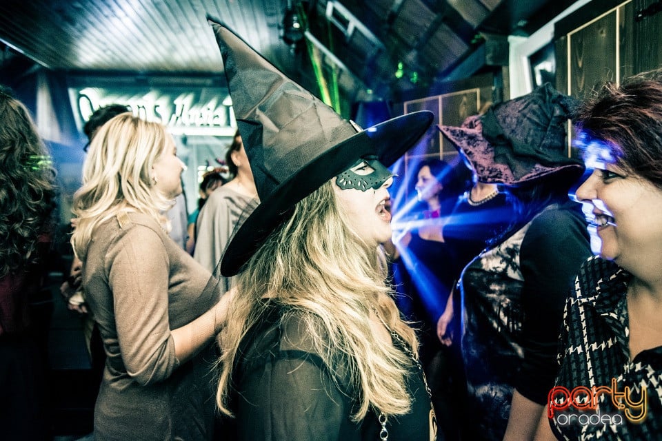 Halloween Retro Party, Queen's Music Pub