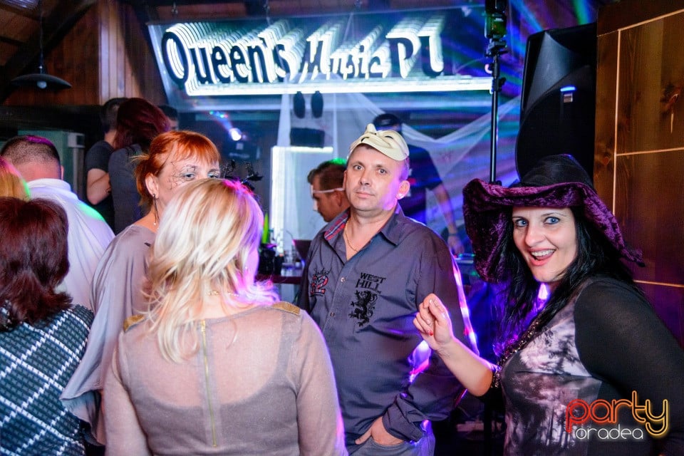 Halloween Retro Party, Queen's Music Pub