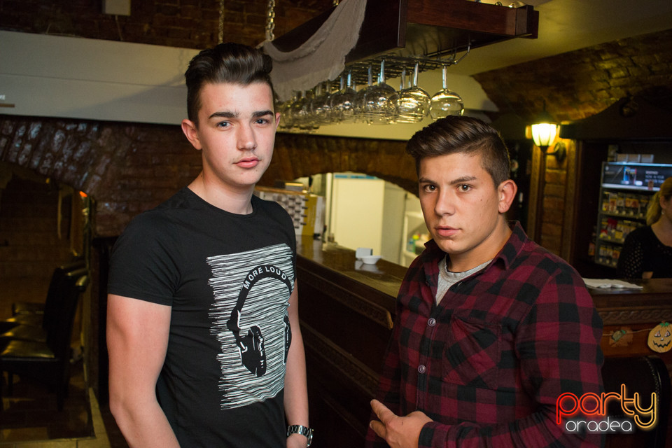 HallowHunt, Strings Cafe & Pub