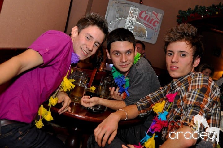 Hawaii Party continuă, 