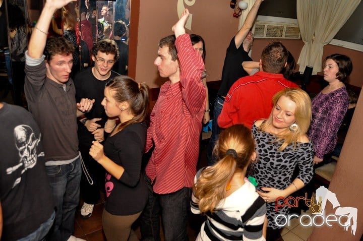 Hawaii Party continuă, 