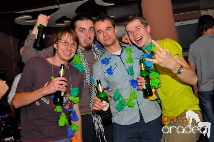 Hawaii Party continuă, 