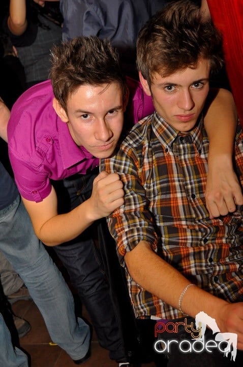 Hawaii Party continuă, 