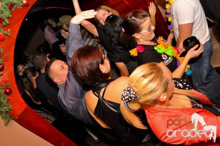 Hawaii Party continuă, 