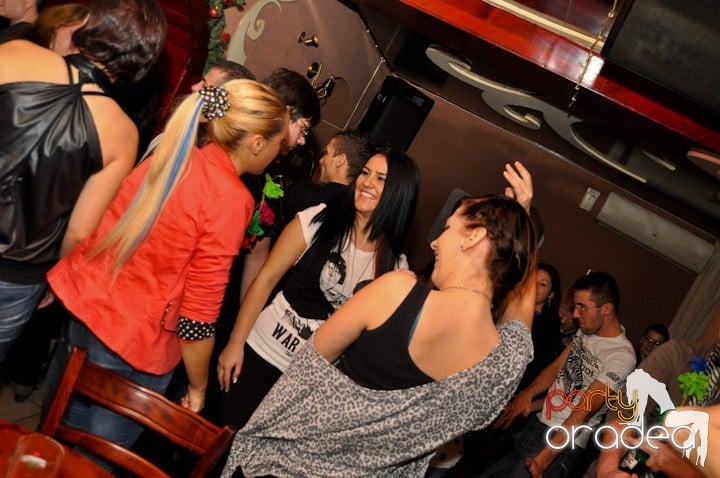 Hawaii Party continuă, 