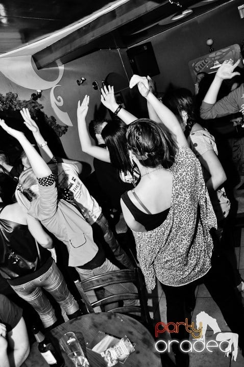 Hawaii Party continuă, 