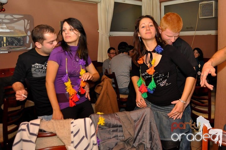 Hawaii Party continuă, 