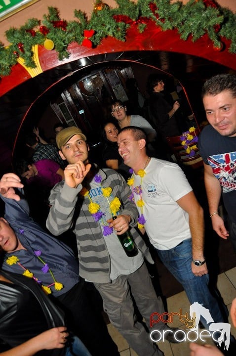 Hawaii Party continuă, 