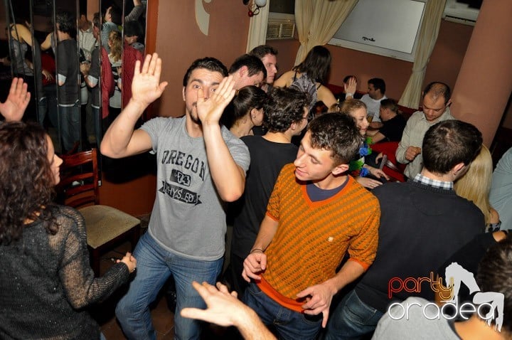 Hawaii Party continuă, 