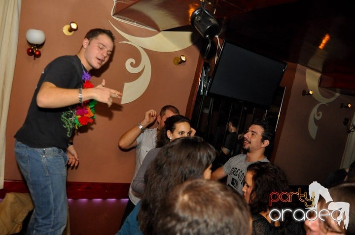 Hawaii Party continuă, 