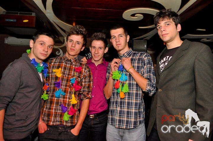 Hawaii Party continuă, 