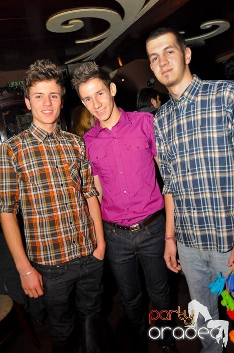 Hawaii Party continuă, 