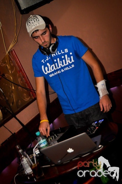 Hawaii Party continuă, 