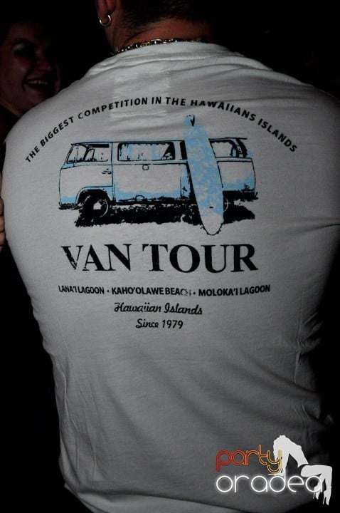 Hawaii Party continuă, 