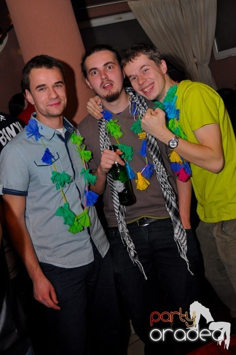 Hawaii Party continuă, 