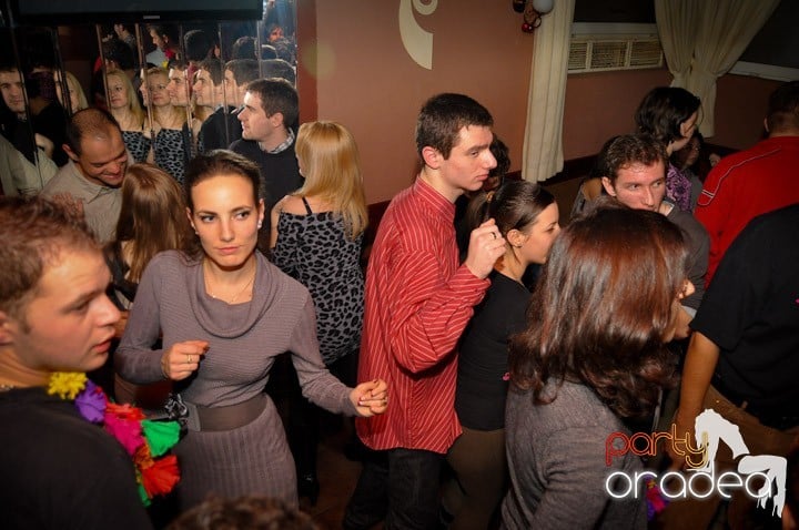 Hawaii Party continuă, 