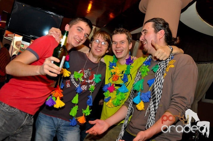 Hawaii Party continuă, 