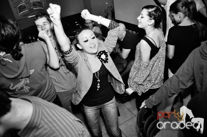 Hawaii Party continuă, 