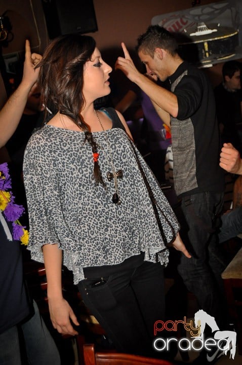 Hawaii Party continuă, 