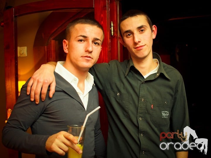 Hiturile anilor 2000 în Chanson Cafe, 