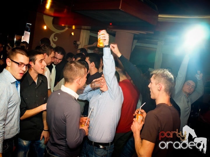 Hiturile anilor 2000 în Chanson Cafe, 