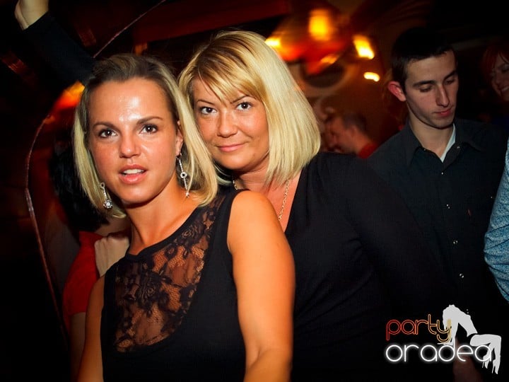 Hiturile anilor 2000 în Chanson Cafe, 