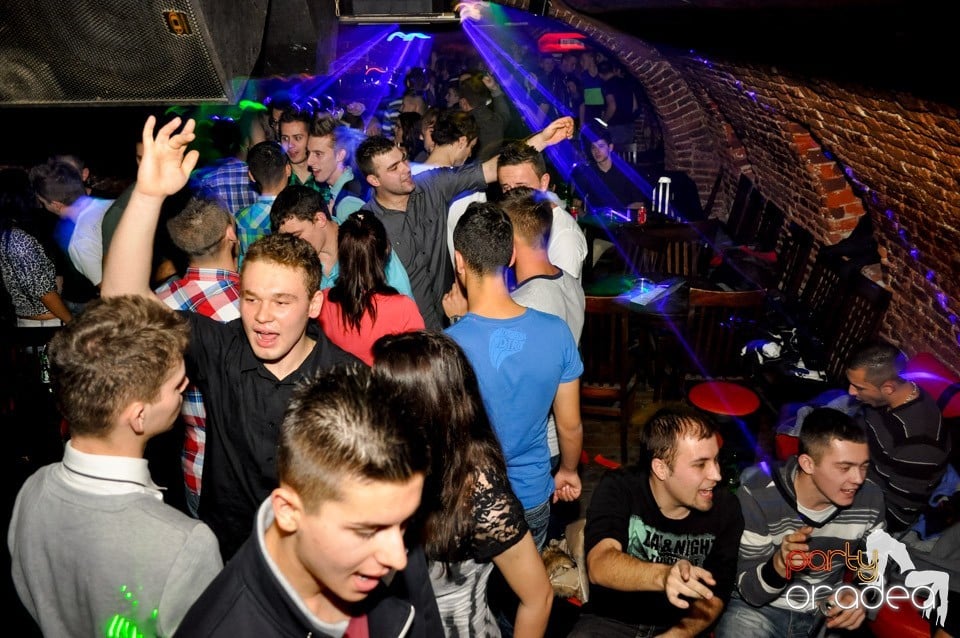 Hot Friday Night în Club Escape, Escape