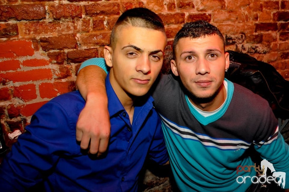 Hot Friday Night în Club Escape, Escape