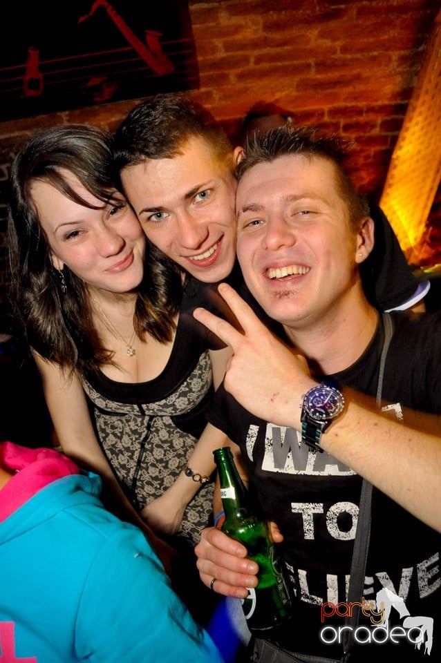 Hot Friday Night în Club Escape, Escape