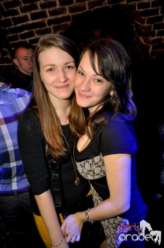 Hot Friday Night în Club Escape, Escape
