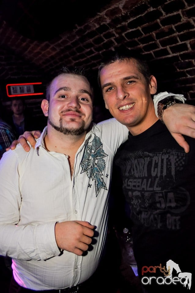 Hot Friday Night în Club Escape, 