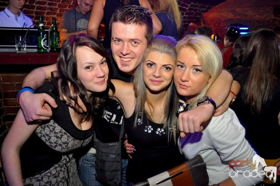 Hot Friday Night în Club Escape, 