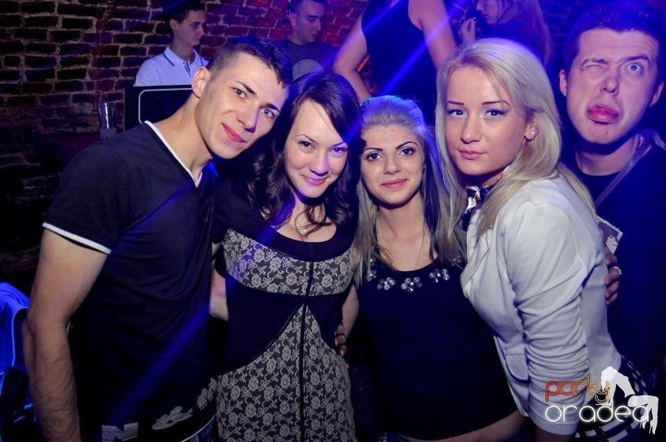 Hot Friday Night în Club Escape, 