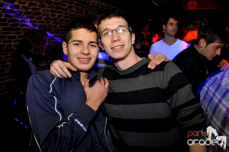 Hot Friday Night în Club Escape, Escape
