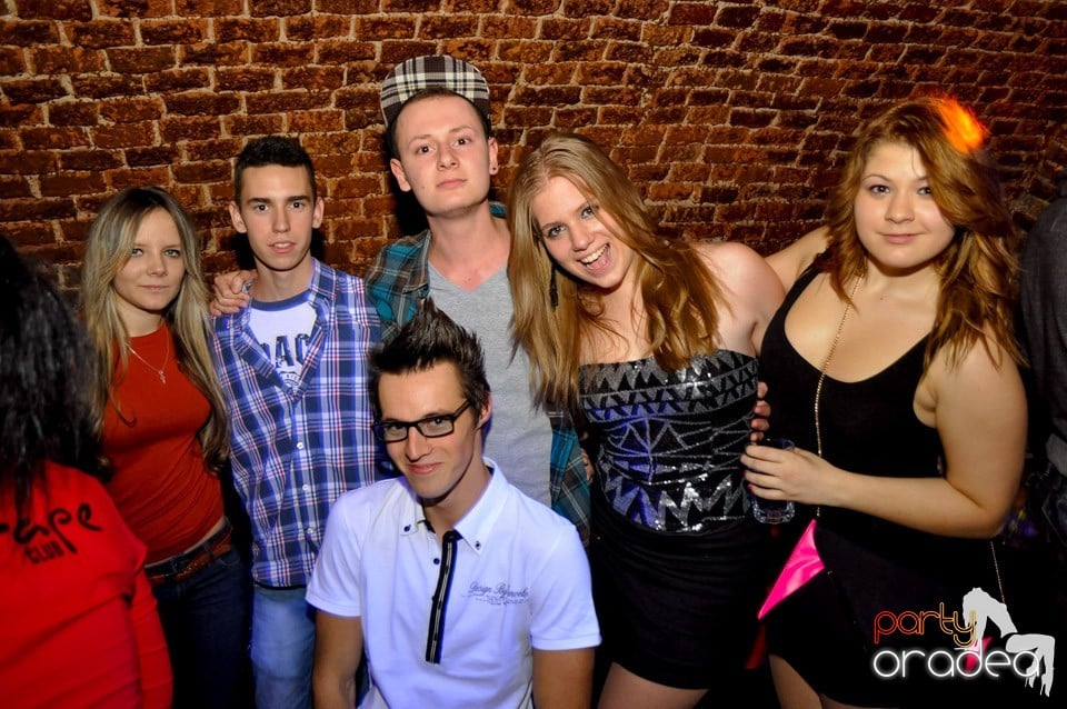 Hot Friday Night în Club Escape, 